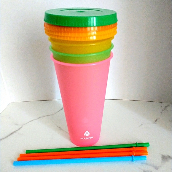 New 4 - 24oz. Color Changing Reusable Plastic Cold Cups With Lids and Straws - Picture 2 of 3